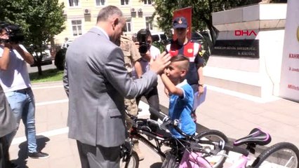 KAHRAMANMARAŞ TRAFİKTE ANNE VE BABALARINA VERDİKLERİ NOT BİSİKLET KAZANDIRDI