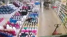 Isparta'da deprem anı bir marketin güvenlik kameralarına böyle yansıdı
