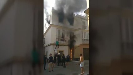 El heroico rescate de un bombero retirado salva de las llamas a una vecina