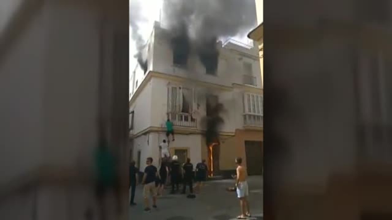 El heroico rescate de un bombero retirado salva de las llamas a una vecina