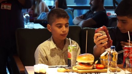 Yeni açılan kafenin ilk günkü gelirinin yarısı kimsesiz çocuklara bağışlandı