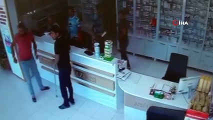 Vatandaşlar depreme ilaç alırken eczanede yakalandı...O anlar kamerada