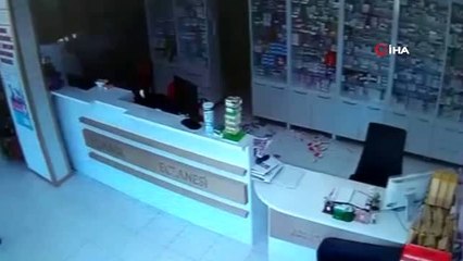 Vatandaşlar depreme ilaç alırken eczanede yakalandı...O anlar kamerada