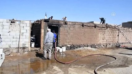 Söndürmek istediği alevlerin arasında kalan genç kız yaralandı