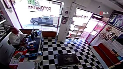 Depreme dükkanında yakalandı...Esnafın deprem paniği kamerada