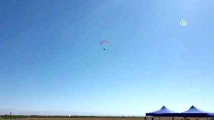 Yamaç paraşütçüleri şehit Ömer Haslidemir'in mezarını ziyaret etti