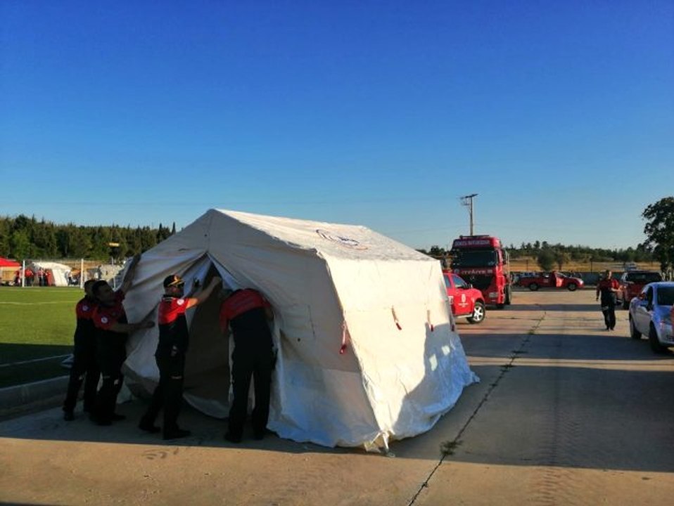 Depremzedeler için konaklama çadırlar kuruluyor