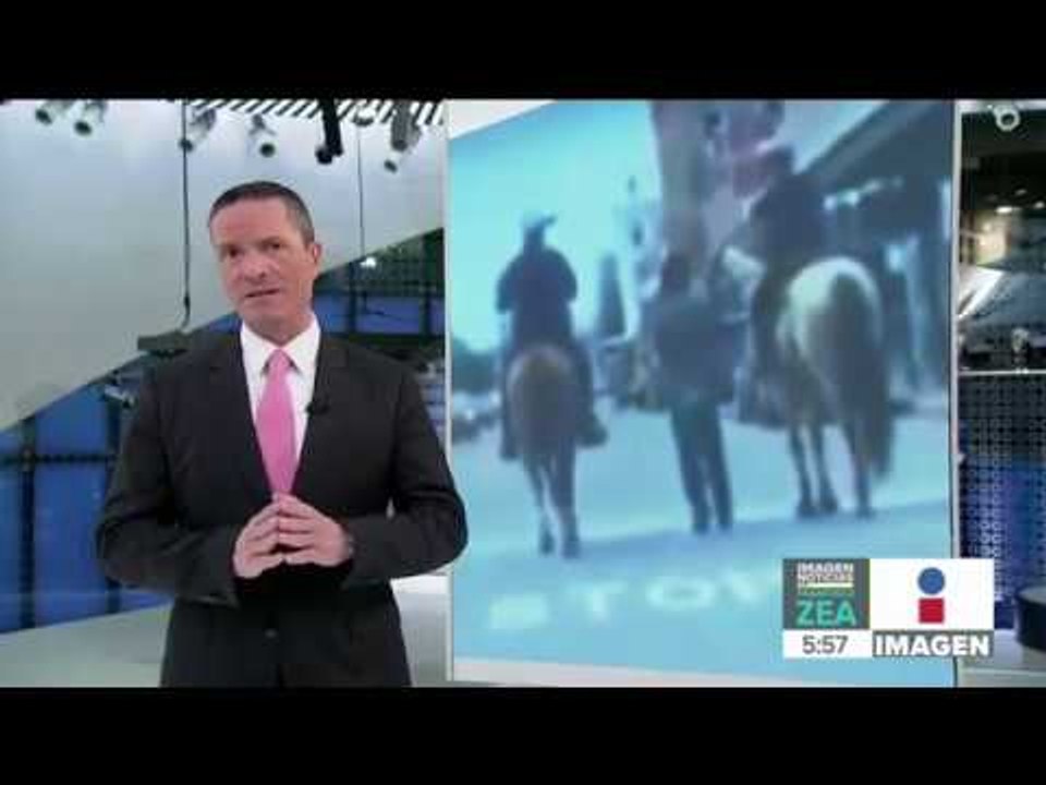 Dos policías blancos a caballo llevan a un hombre negro esposado | Noticias con Francisco ZE