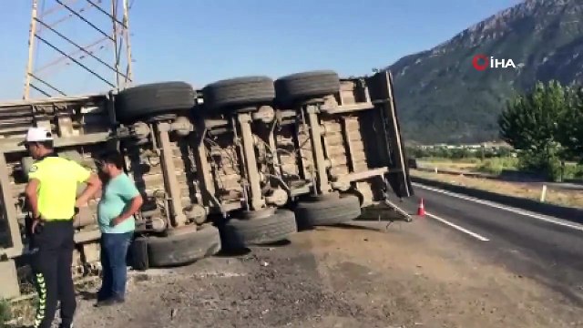 Kontrolden çıkan tır şarampole devrildi: 1 yaralı