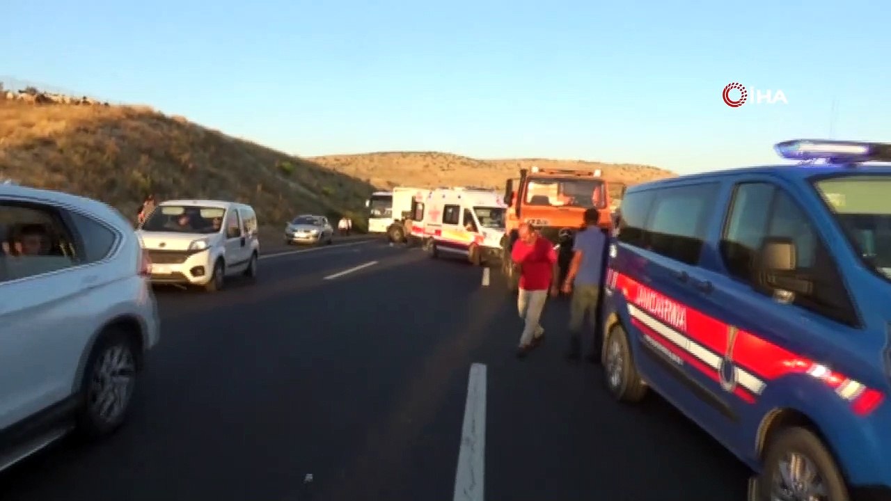Kurbanlık hayvan yüklü tır kaza yaptı: 3 kişi y...