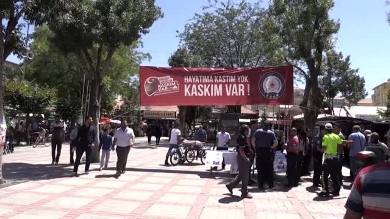 Polis kentteki motosiklet sürücülerine kask dağıttı