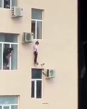 Héros du jour, il sauve un enfant sur le point de tomber d'un immeuble