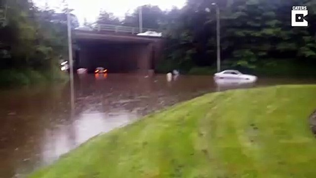 Un cycliste intrépide fait du vélo en pleine inondation