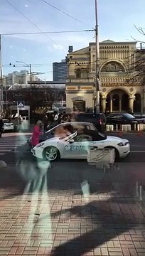 Vengeance d'une femme sur son mari infidèle, elle détruit sa Porsche