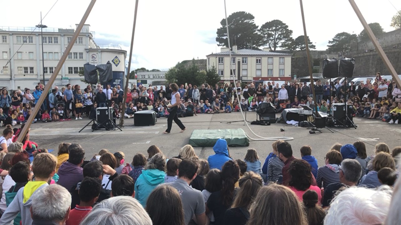 L’acrobate déjanté Monsieur Le Directeur a dynamité le 3e Jeudi du port de l’été