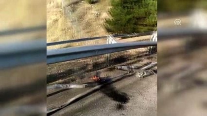 Bariyerlere çarpan süt tankeri yandı