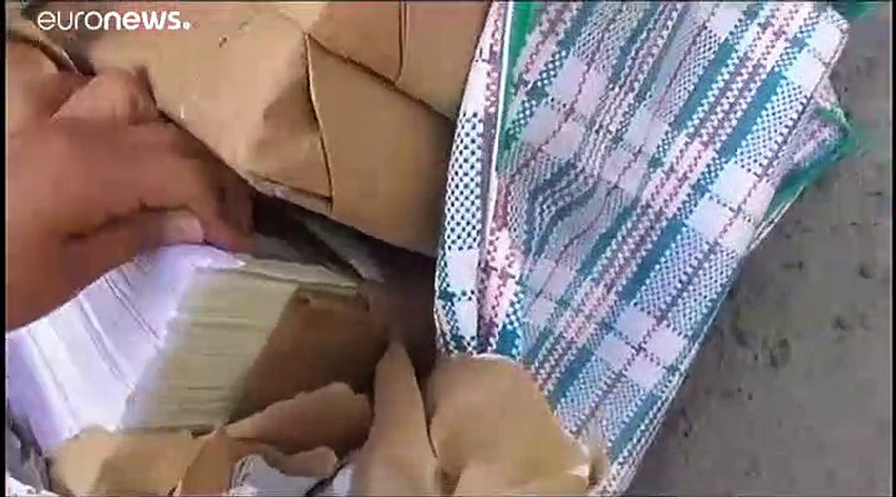 شاهد: الشرطة البيروفية تصادر أوراقا مالية مزورة...