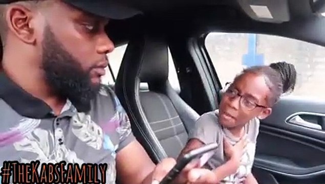 Cet homme et sa petite fille passent un excellent moment dans la voiture. Trop chou !