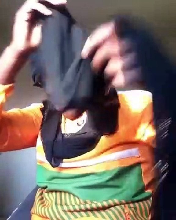 Hilarant ! Ce jeune homme souhaite une bonne fête de l’Indépendance à la Cote d'Ivoire. A absolument voir !