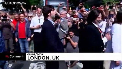 Beatles hayranları 50 yıl sonra "Abbey Road" albüm kapağını canlandırdı