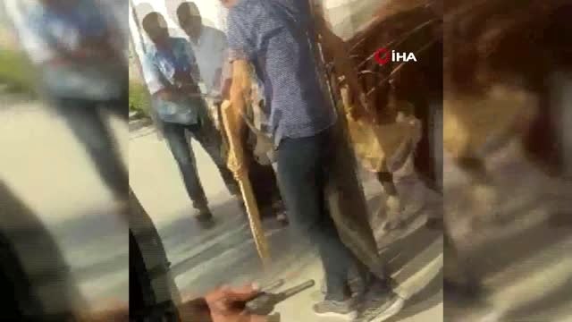 Sahibinin elinden kaçan kurbanlık boğa AVM'nin kapısında böyle yakalandı