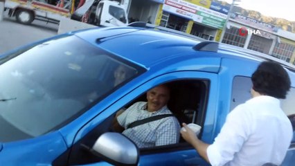 Bayram göçüne çıkan sürücülere pilav ikramı