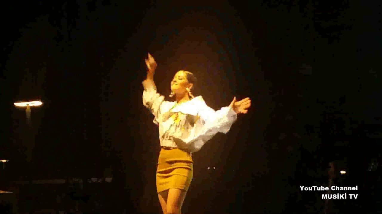 DERYA ULUĞ - Gibi Gibi (Barış Manço cover) (Konser/Canlı) @Sahilpark Antalya - HD