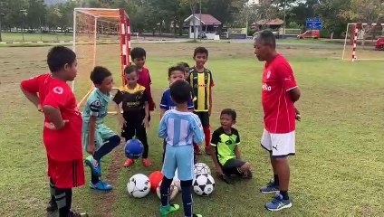 Kudrat Md. Akhir latih kanak-kanak main bola di Perlis
