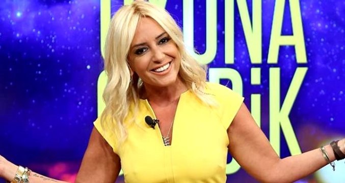 Sunucu Saba Tümer yaptığı esneme hareketlerini takipçileriyle paylaştı