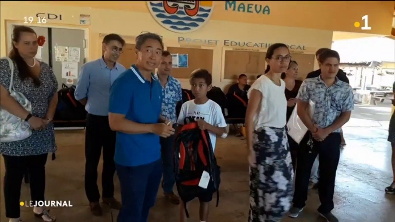 Remise de kits scolaires aux élèves défavorisés