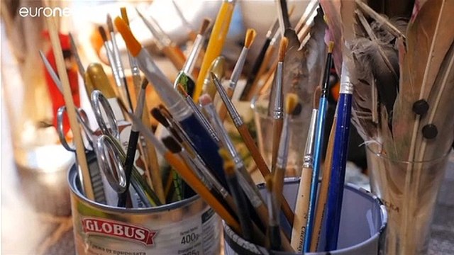 شاهد: فنانة بلغارية تبدع في تحويل الريش إلى لوحات فنية