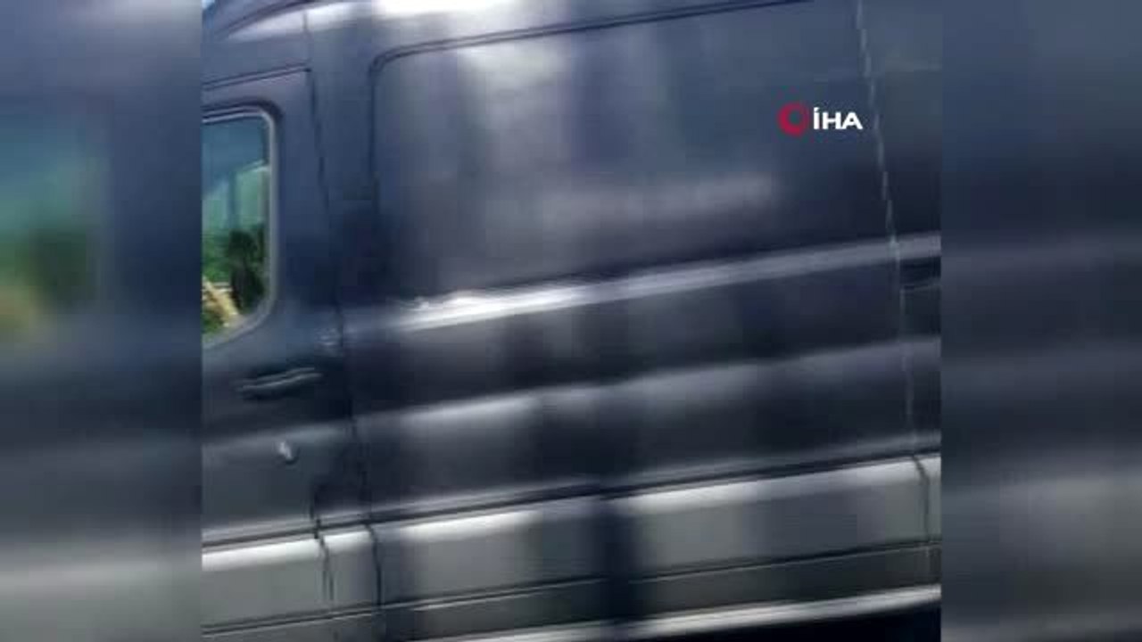 Sürücünün direksiyon başında yemek yediği anlar kamerada