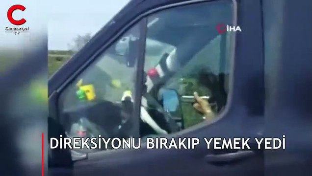Seyir halindeyken direksiyonu bırakıp yemek yedi