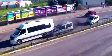 Makas atan sürücü önündeki minibüse çarptı