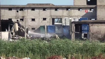 Mühimmat deposunda çıkan yangın ve patlamanın ardından TOMA'yla soğutma çalışması sürüyor