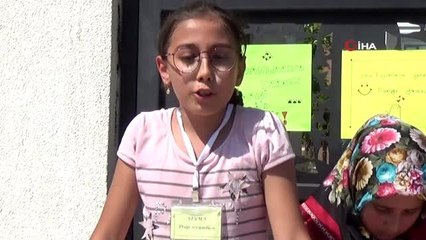 Sokak hayvanlarına mama alabilmek için ördükleri bileklikleri satıyorlar