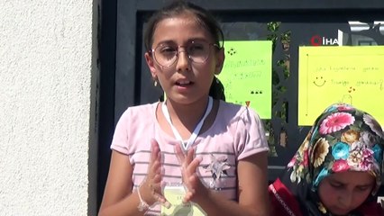 Sokak hayvanlarına mama alabilmek için ördükleri bileklikleri satıyorlar