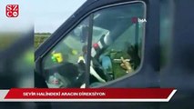 Seyir halindeki aracın direksiyonunu bırakıp yemek yedi