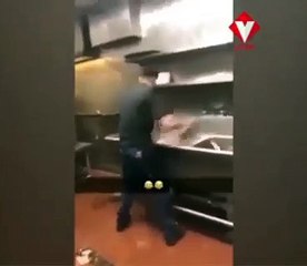 Sắp đi chơi thì bị mẹ bắt rửa bát