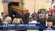 Le cercueil du maire de Signes rentre dans la chapelle Saint-Jean, où un dernier hommage sera rendu