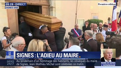 Le cercueil du maire de Signes rentre dans la chapelle Saint-Jean, où un dernier hommage sera rendu