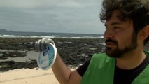 Voluntarios recogen la basura que llega a la isla de La Graciosa