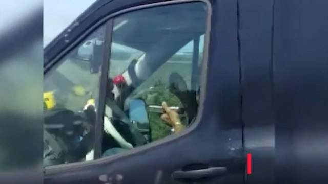 Direksiyonu bıraktı, elinde tabak yemek yedi