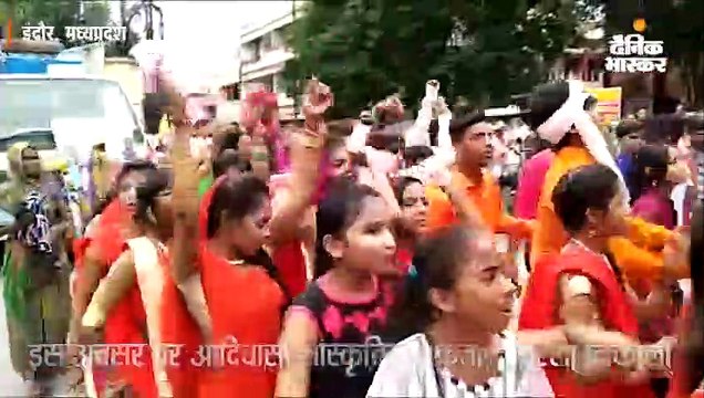 रैली में जमकर झूमे युवक-युवतियां