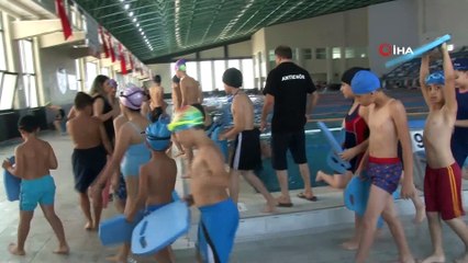 2 bin çocuk olimpik havuzda yüzme öğrendi
