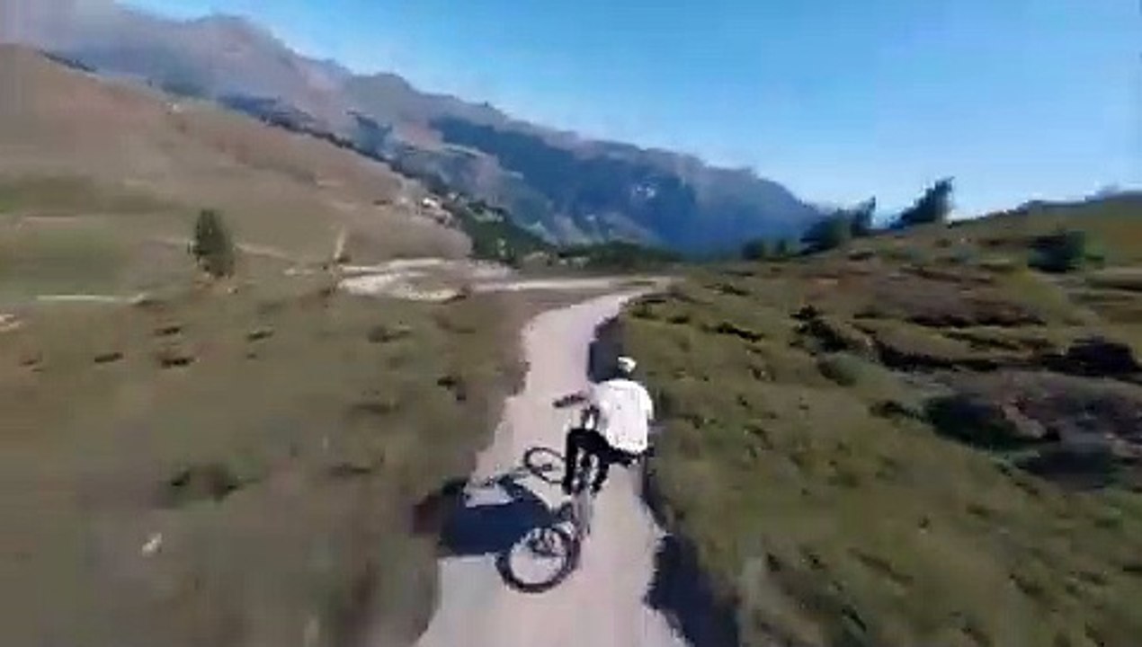 Hautes-Alpes : un rider défie la Casse déserte du col de l'Izoard à VTT