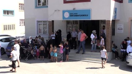 Okul bahçesinde yüzme öğreniyorlar