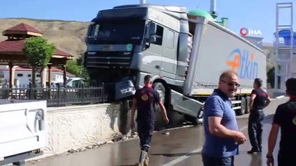 Sürücüsü kalp krizi geçiren tır kontrolden çıktı, bariyerlere çarparak durdu