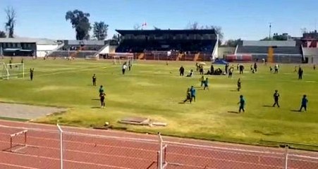 Peru'da taç kullanmak için saha kenarına giden küçük futbolcu drenaj çukuruna düştü