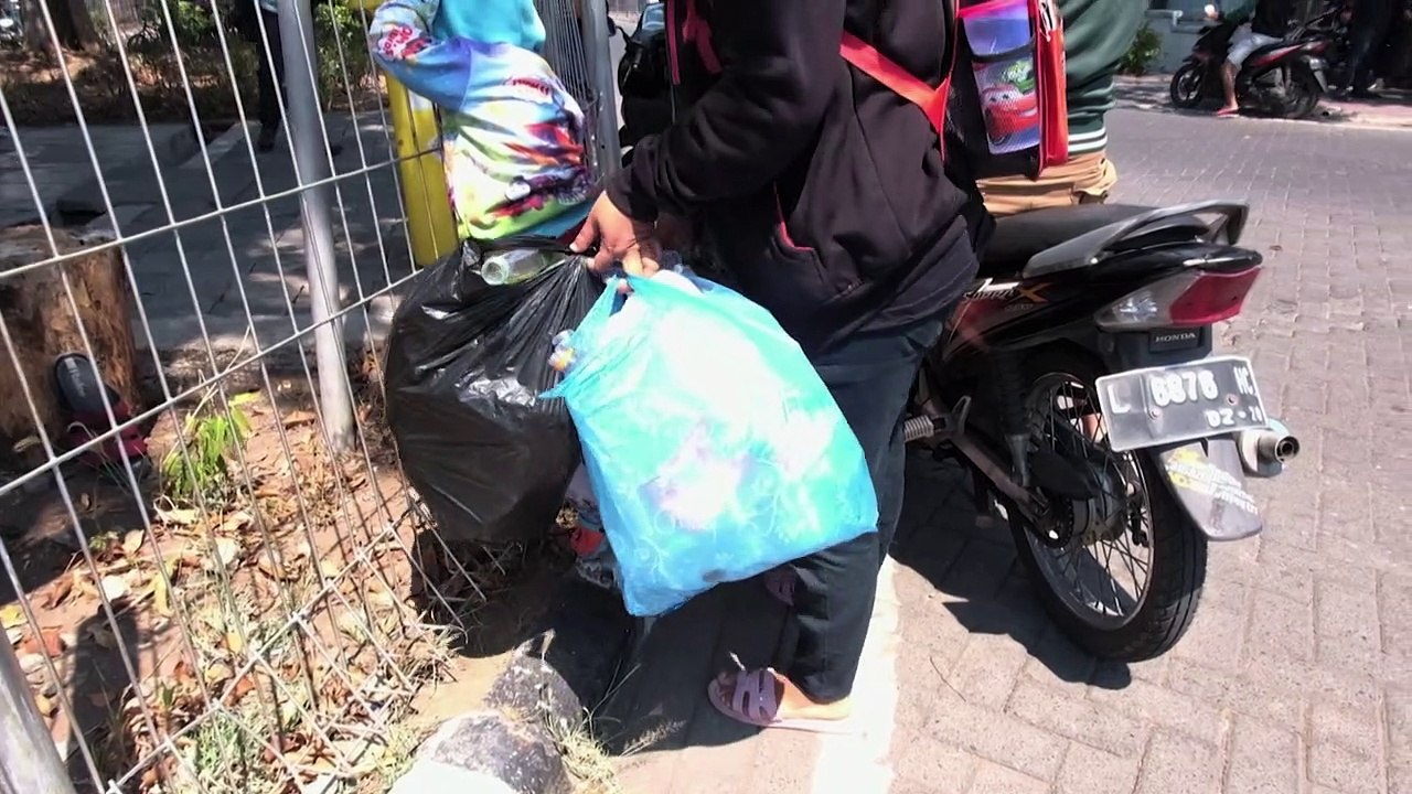Plastikflaschen gegen Busticket: Recyclingkampagne in Indonesien